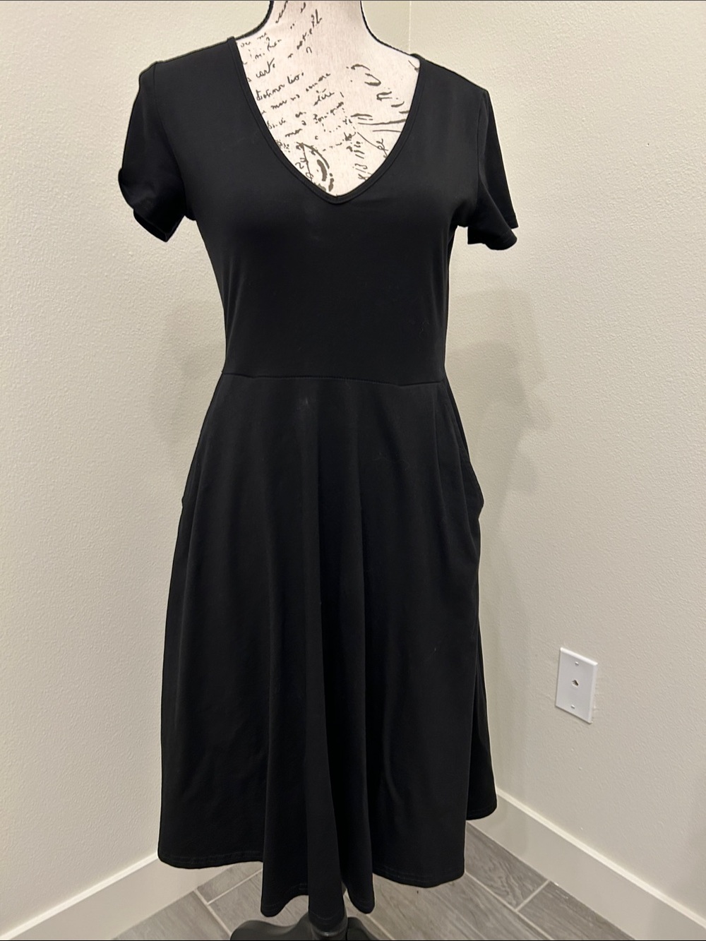 Black V-Neck Midi Dress with Short Sleeves and pockets